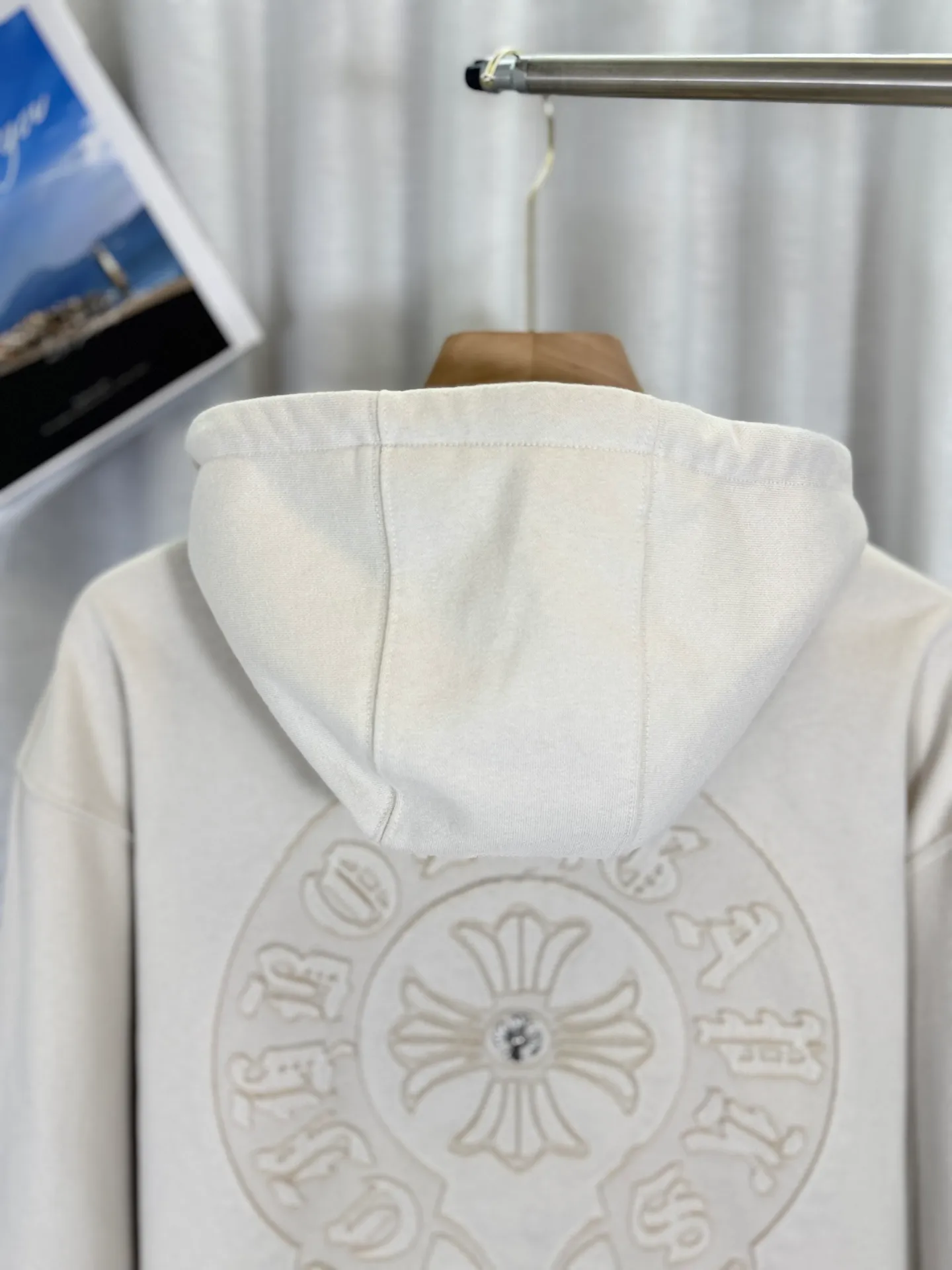 P350 top version, real shot without P, ​​different from market currency) 𝗖𝗵𝗿𝗼𝗺𝗲 𝗛𝗲𝗮𝗿𝘁𝘀/Cro Heart 2025 Washed Burnt Patches Embroidered Autumn and Winter New Original Counter American Laser Burnt 3D Couple Casual Cardigan Sweatshirt 👑The highest version! Customized fabric 480g tripe terry fabric! American acid-washed and distressed original fabric, laser burning + patch embroidery, exquisite embroidery of letters! The best-selling model in the counter, very comfortable to wear. Accessories: original molded and authenticated collar label➕100% silk wash label. Genuine purchase-grade original hangtag➕matching hanging rope➕3D hanging beads➕original packaging bag. Craftsmanship: The original version has consistent wiring! The highest version of the armhole matching technique! Color: Beige Black Size: S M L XL Style No.: 25-320
